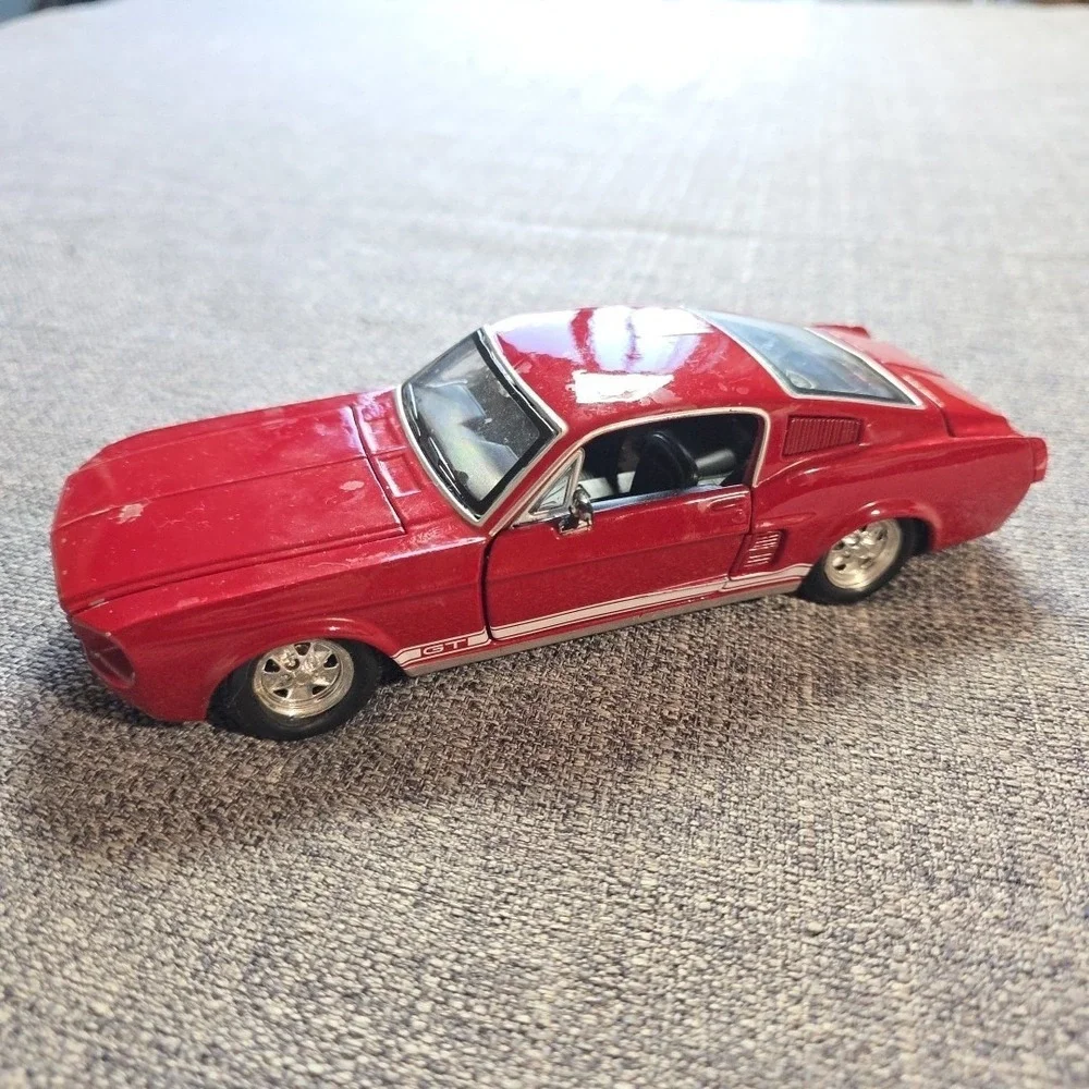MAISTO 1967 FORD MUSTANG GT 1:24 Scale Diecast Model RED